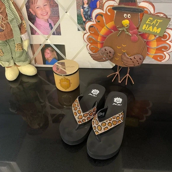 Yellow Box Sandals Size 7.5 - Picture 4 of 8